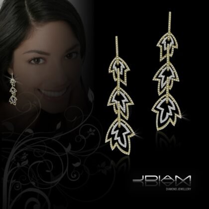 CHIC DIAMOND LEAF RWO TONE DANGLING EARING